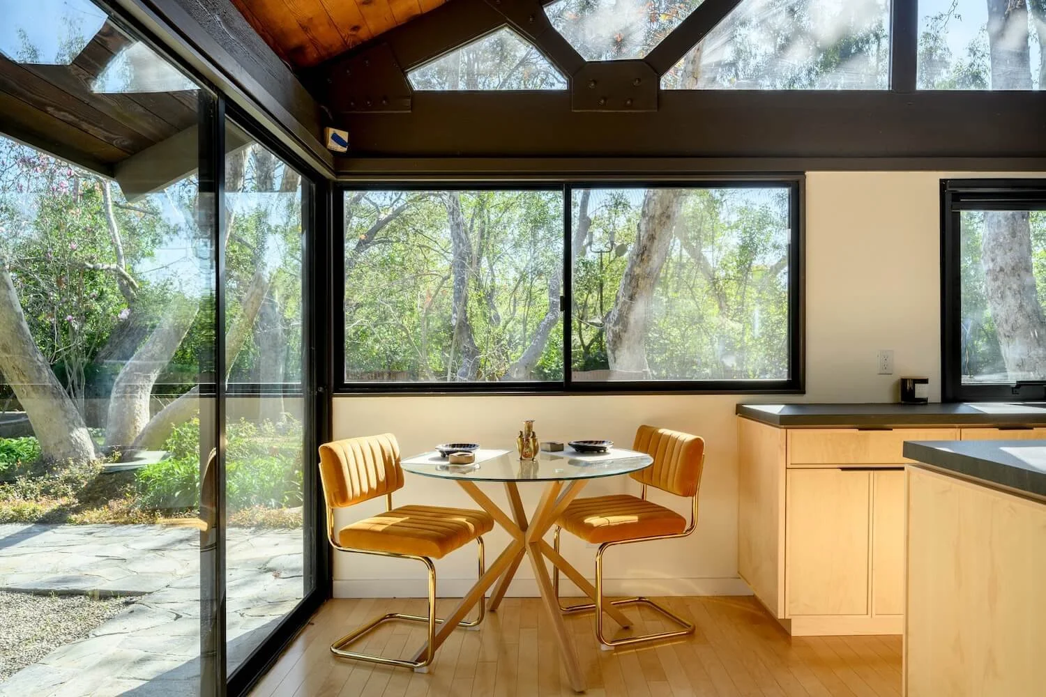 A dining space oriented toward the landscape