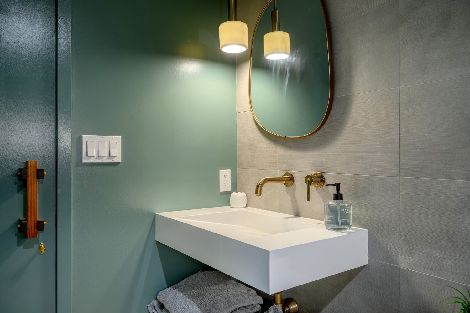 Material continuity and refined detailing in the bath