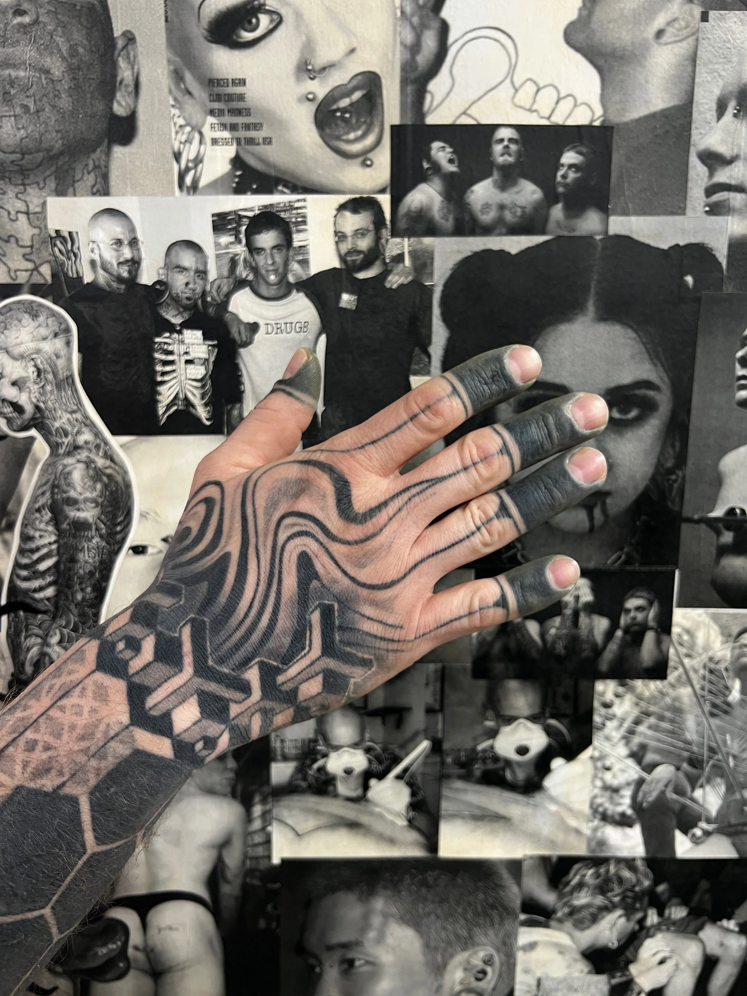 hand + finger black out!! done by @jake_scrivner 

#fingertattoo #blackouttattoo #handtattoo #alaskatattoo #tattoo