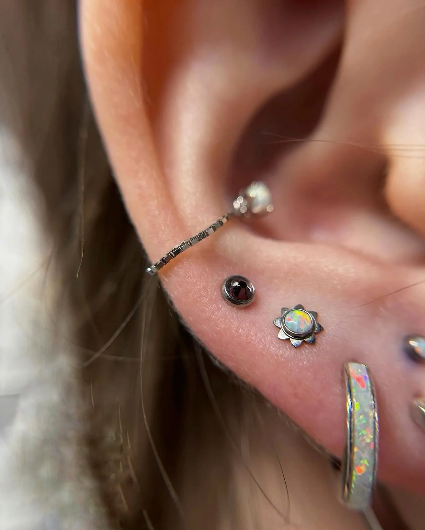 white gold box chain from @divinitymetals ⛓️&zwj;💥⛓️ *piercing is closed until august while @babyjeanz is on maternity leave!!* stay tuned for information on our new booking system for piercing services!! 

#earpiercing #safepiercing #piercing #body