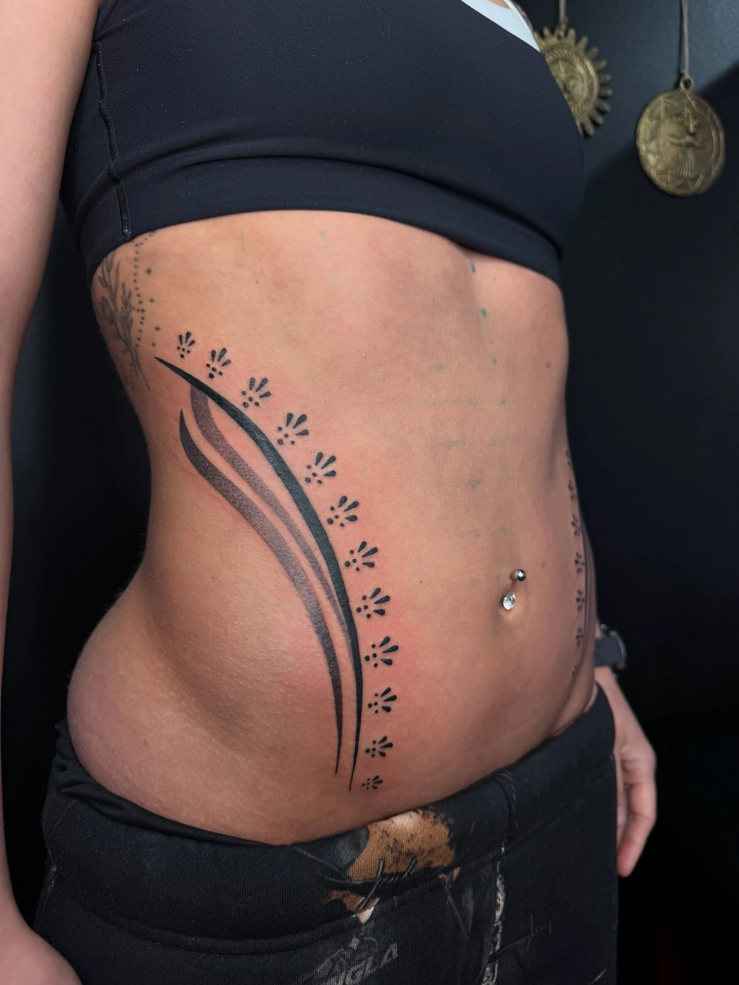 ornamental stomach done by @madirosetattoos ✨💫

#tattoo #alaskatattoo #tattooalaska #stomachtattoo #ornamentaltattoo