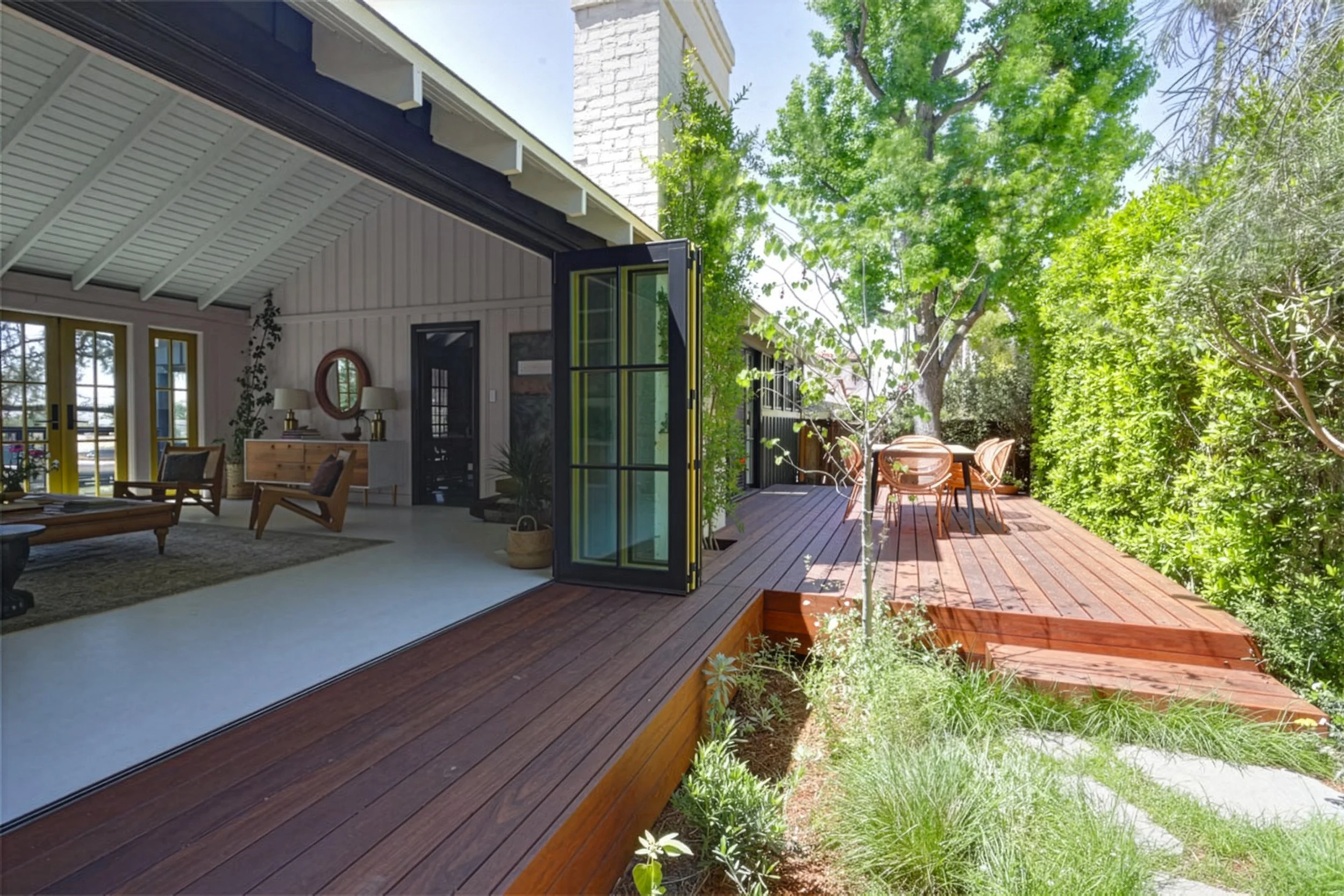 Silverlake-Sliver-Garden_Inside-Outside-living.jpg