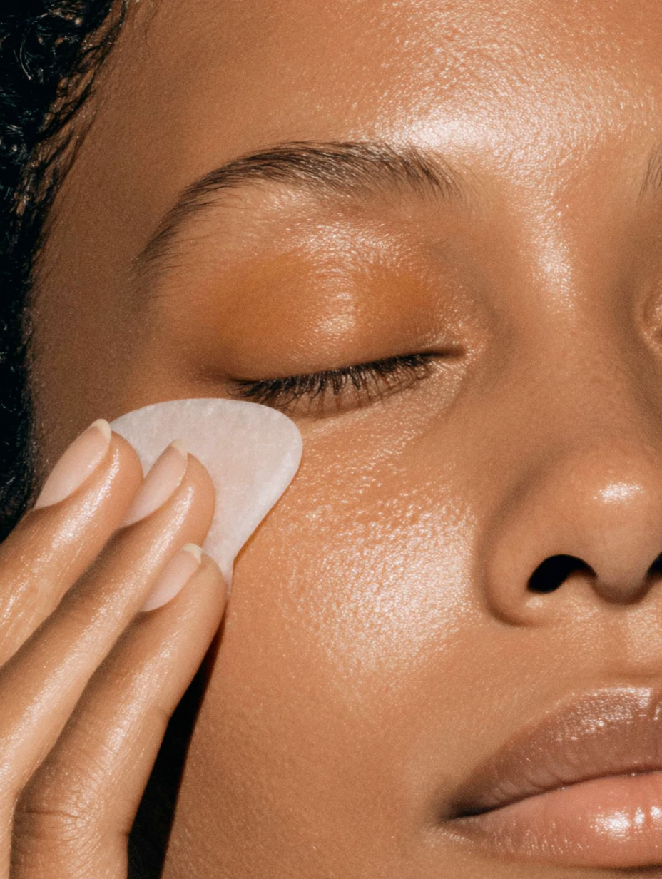 u4789672478_close_up_woman_using_a_white_gua_sha_--ar_34_--pr_4af7b141-0345-4f44-a82c-904318c6c5d0_3.png
