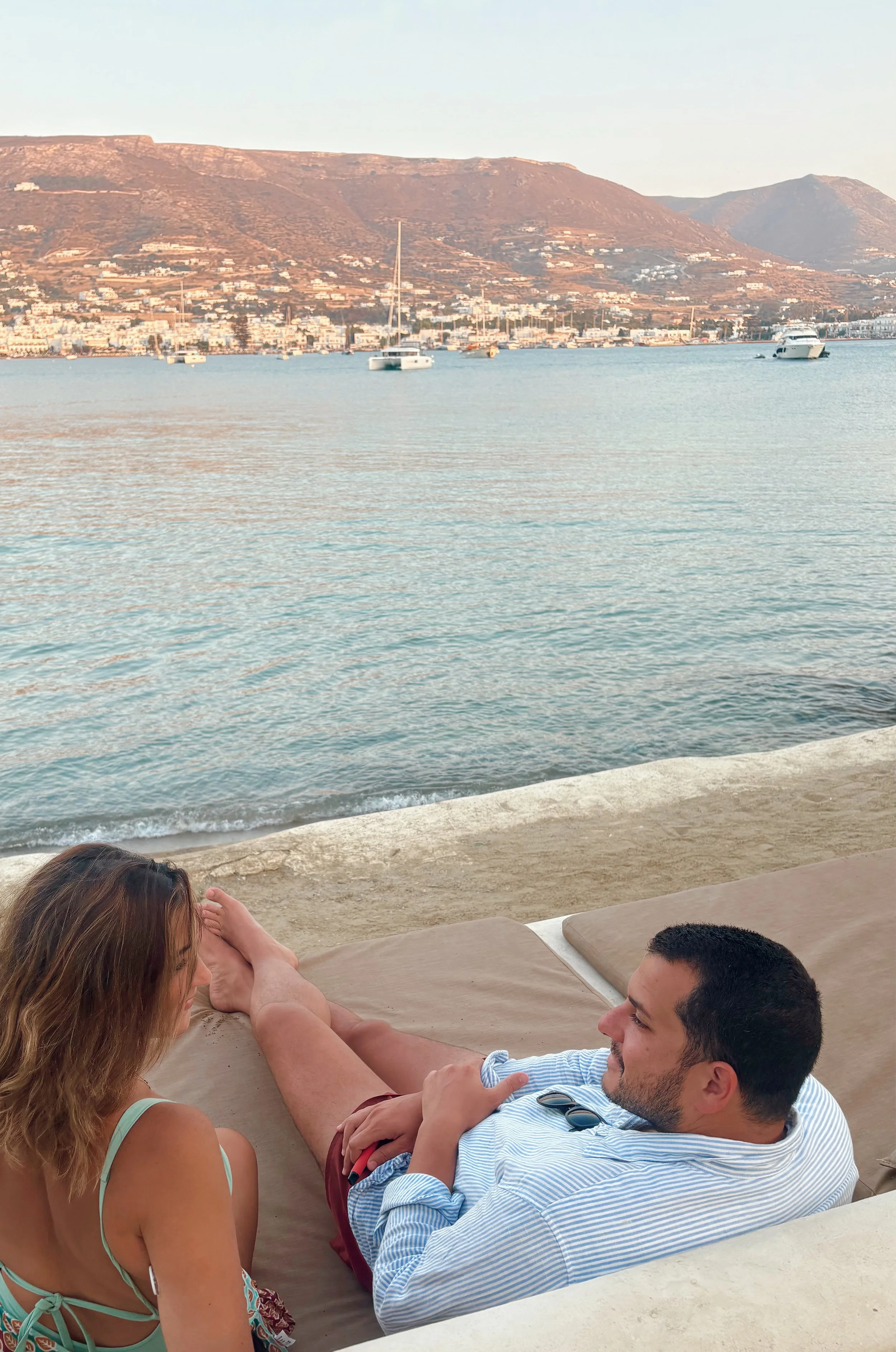 Les clients de Laurie, Mariana et Carmen, se tenant la main sur une pelouse verte le jour de leur mariage.