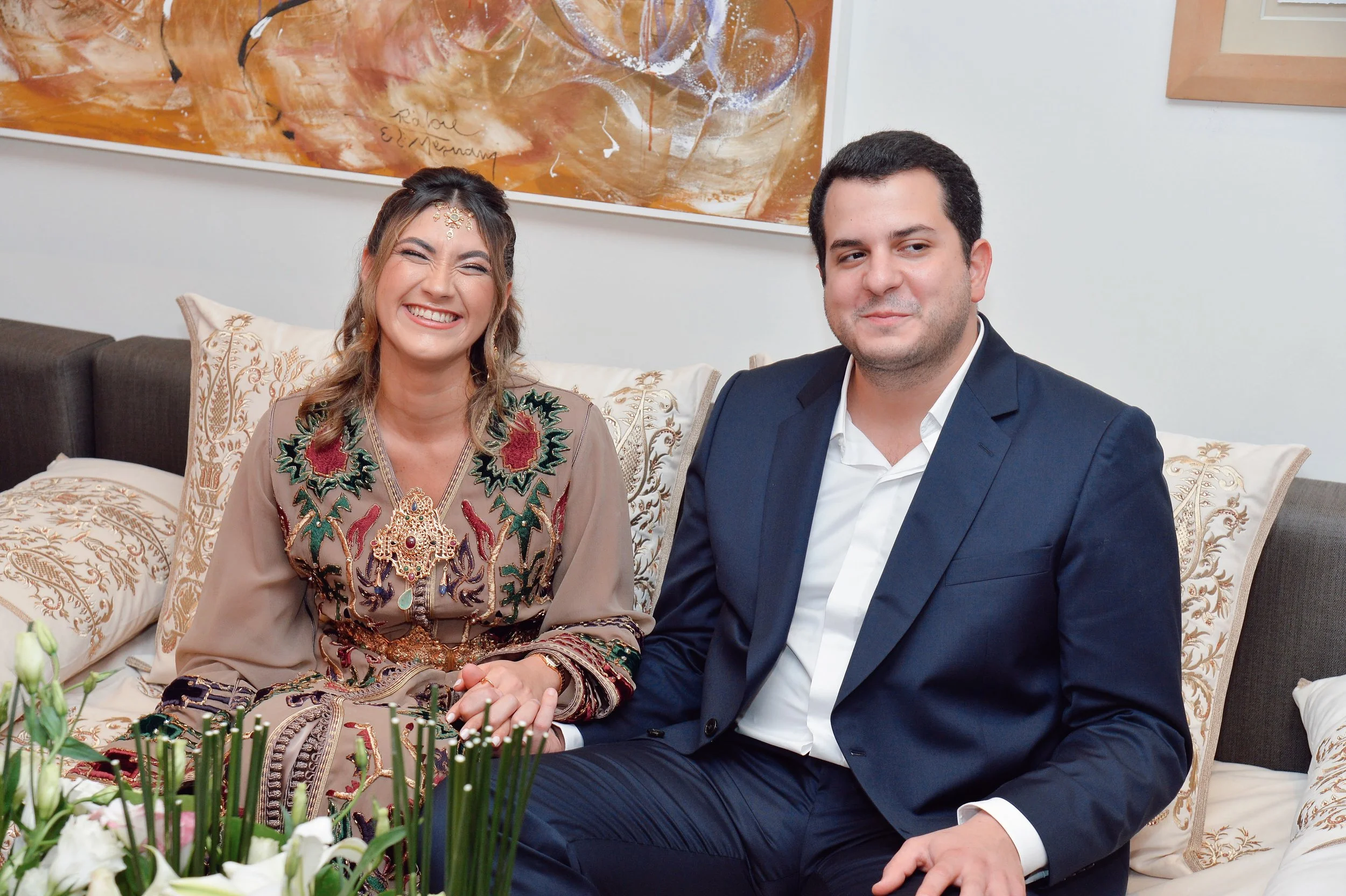 Les clients de Laurie, Larissa et Emmett, viennent de se marier et s'en vont ensemble.