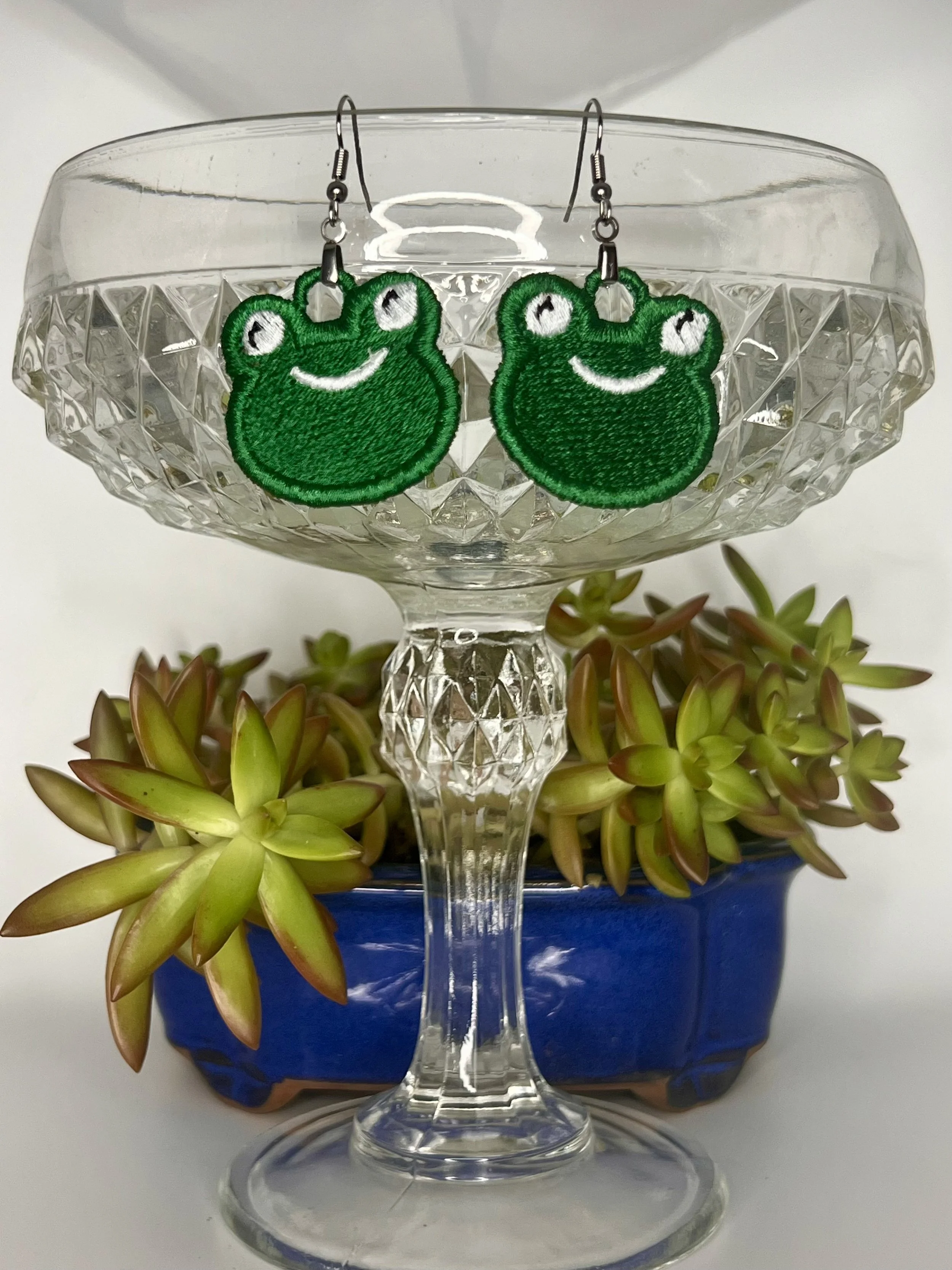 🐸 Frog Face Free-Standing Lace Earrings — Whimsical Animal Jewelry
