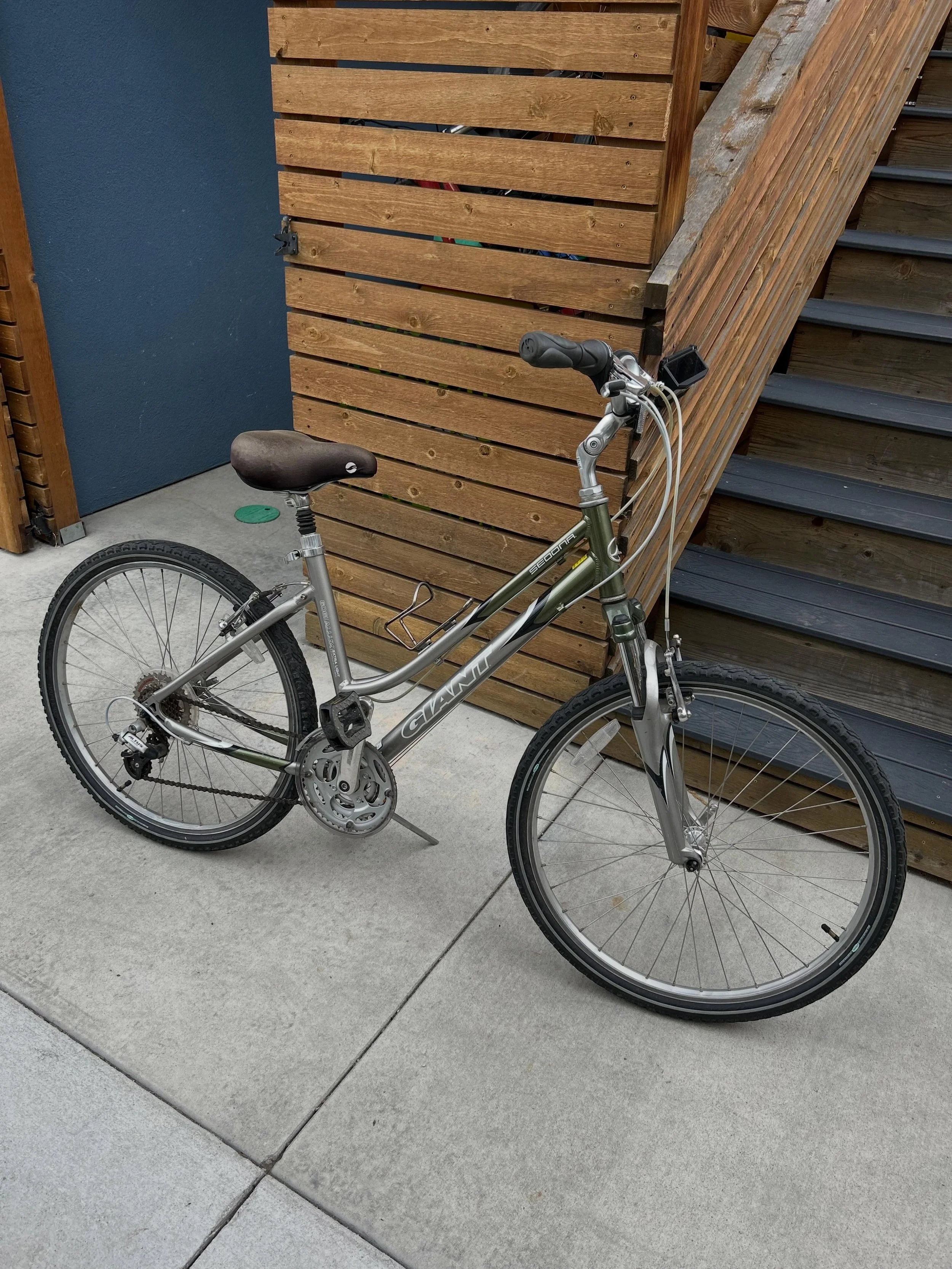 This sweet Giant step-through hybrid is ready to roll, the perfect bike to get around Salida! Good for small-medium riders in the 5&rsquo;4&rdquo;-5&rsquo;9&rdquo; range. Let us know if you&rsquo;re interested!