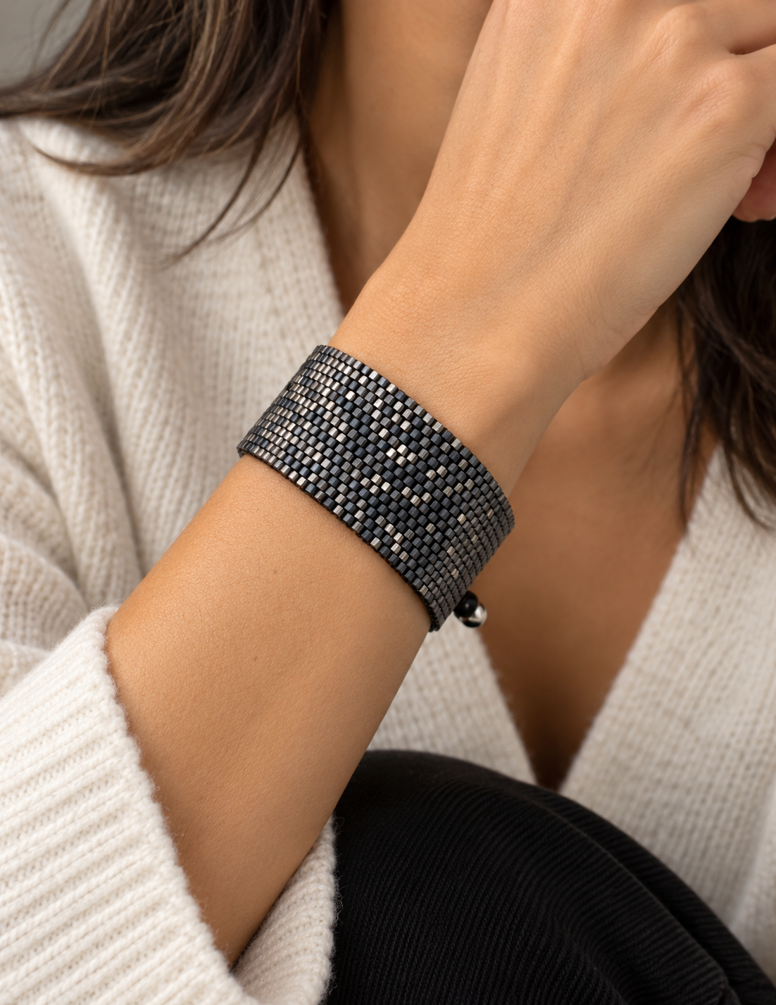Bracelet tissé sur poignet en tricot.png