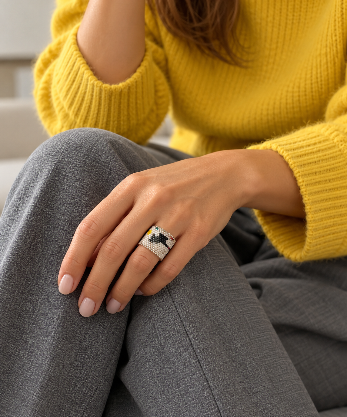 Bague perlée sur tricot jaune.png