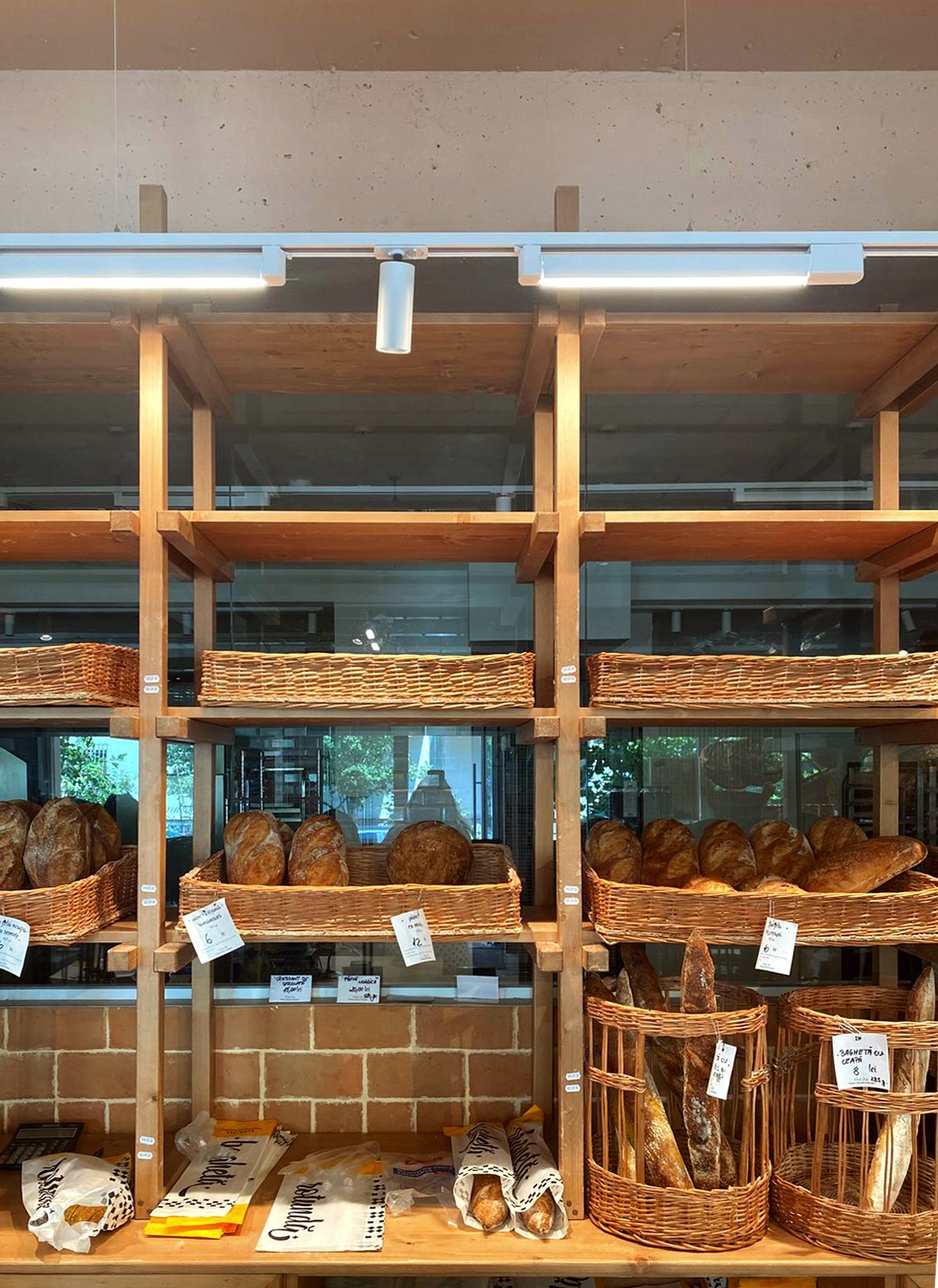 Sistem modular de etajere din lemn pentru expunerea produselor în spațiu horeca