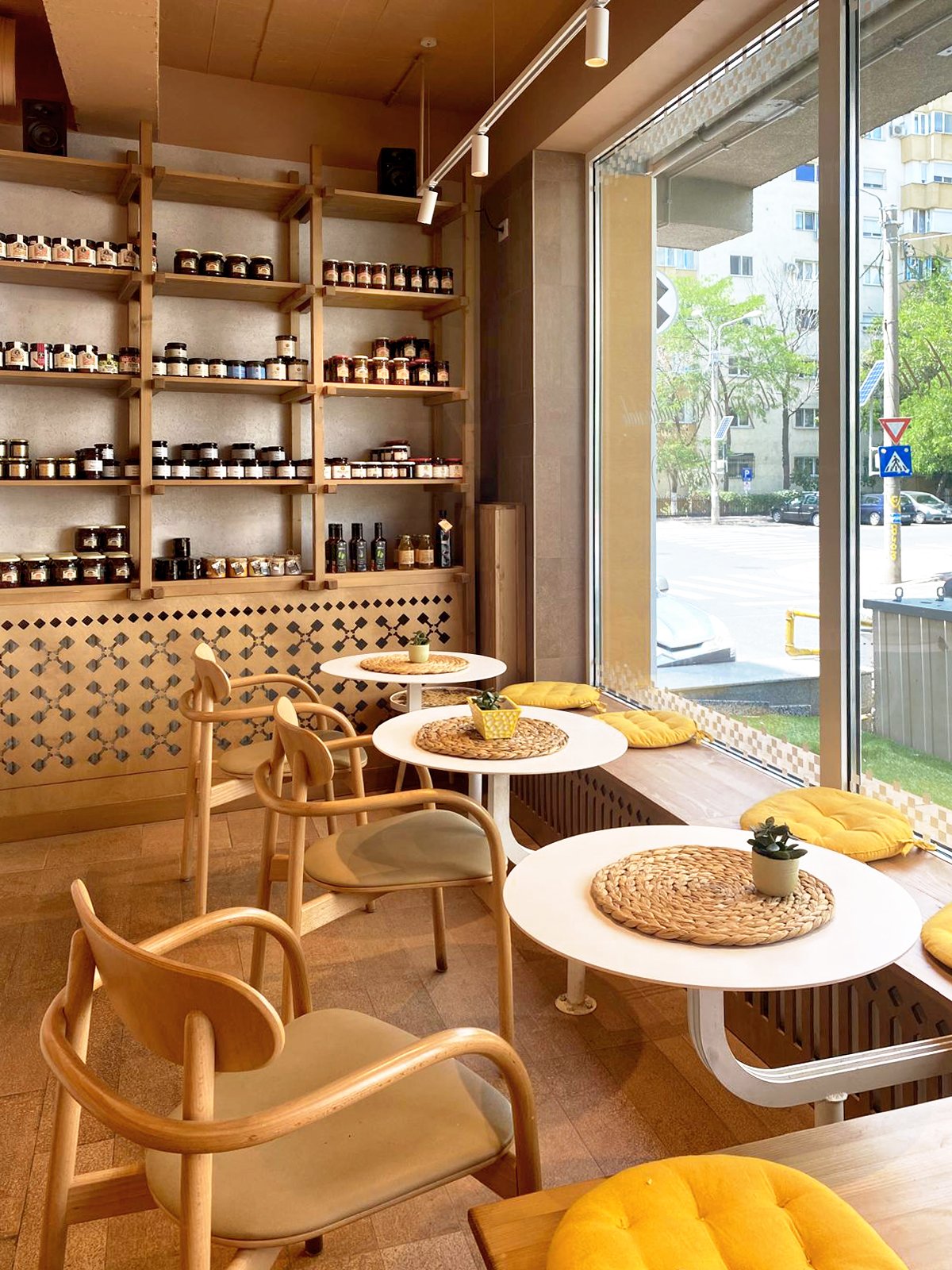 Zonă de seating în spațiu interior  al băcăniei.