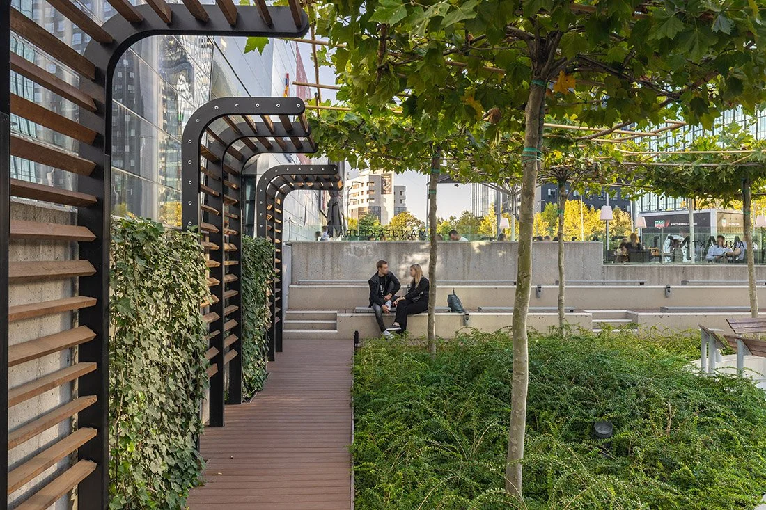 Alee urbană cu pergole și vegetație integrată în proiectul SkyTower Greenery București