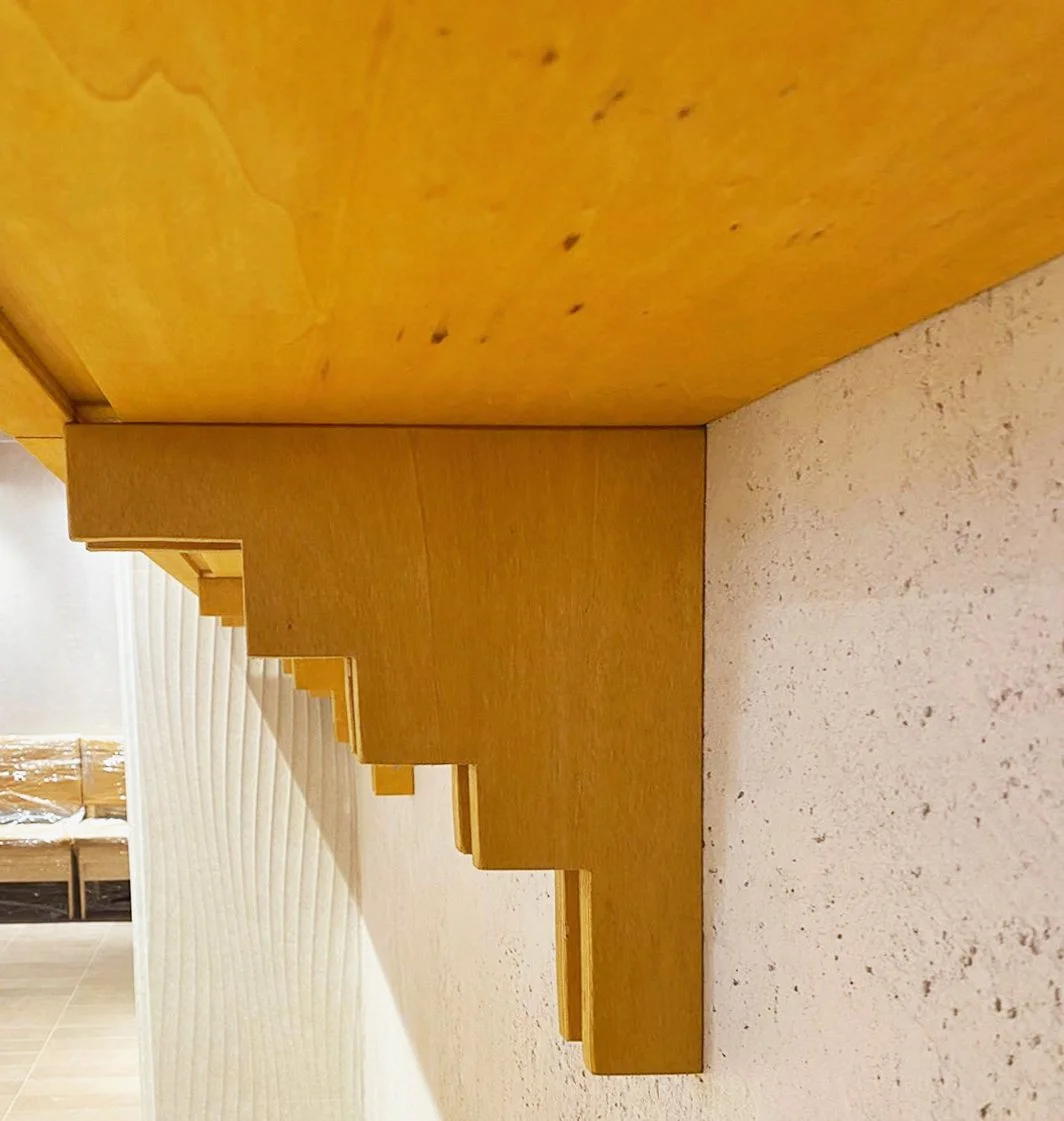 Sistem de etajere din lemn în spațiu horeca