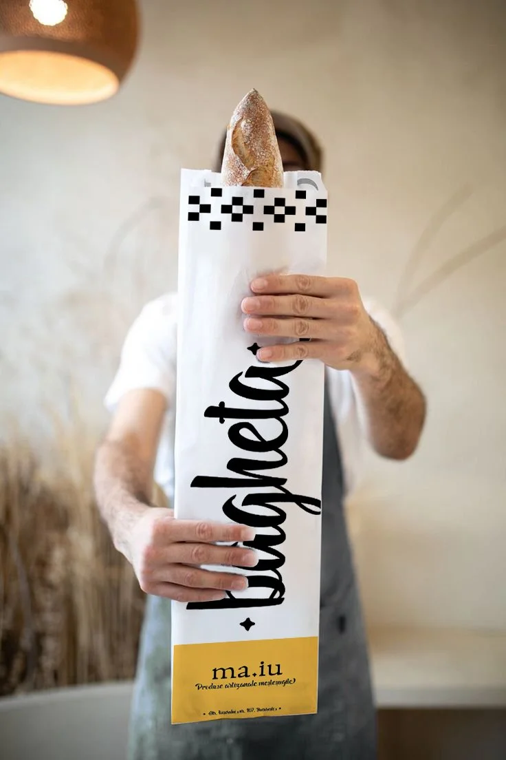 Design ambalaj pâine cu branding ma.iu, prezentare produs în context real