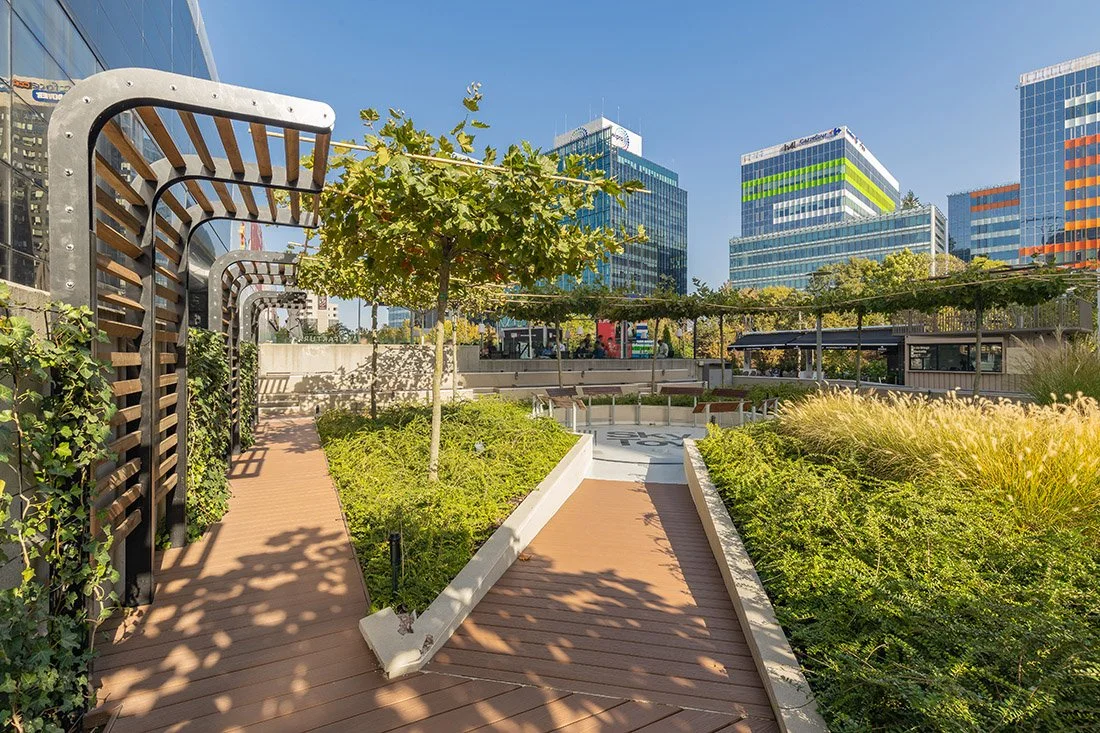 ntervenție urbană cu vegetație și mobilier integrat în context high-rise