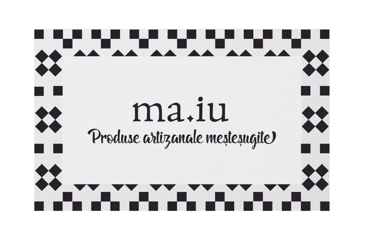 Carte de vizită ma.iu cu pattern geometric și logo.