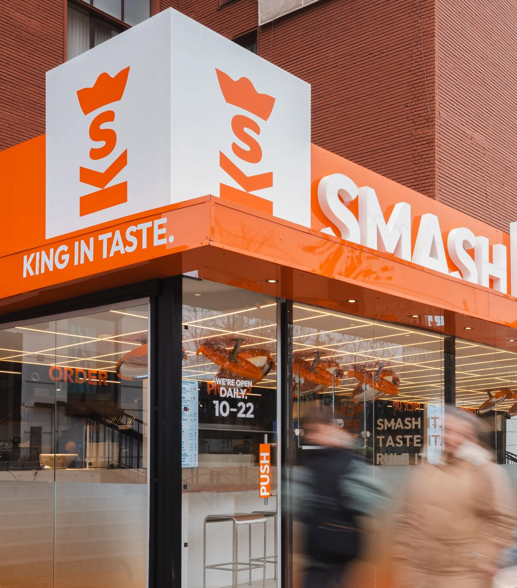 Design exterior restaurant burger cu logo și iluminare urbană