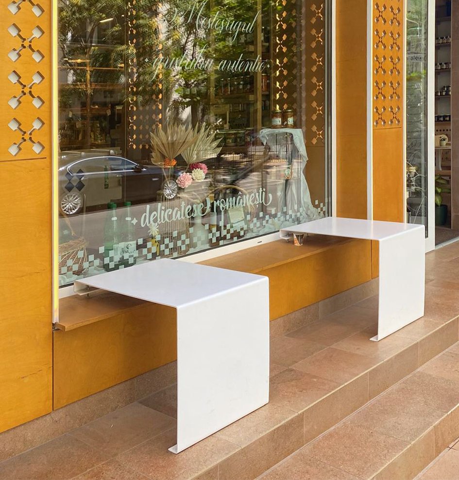 Design fațadă cu panouri perforate din lemn și zonă de seating integrată