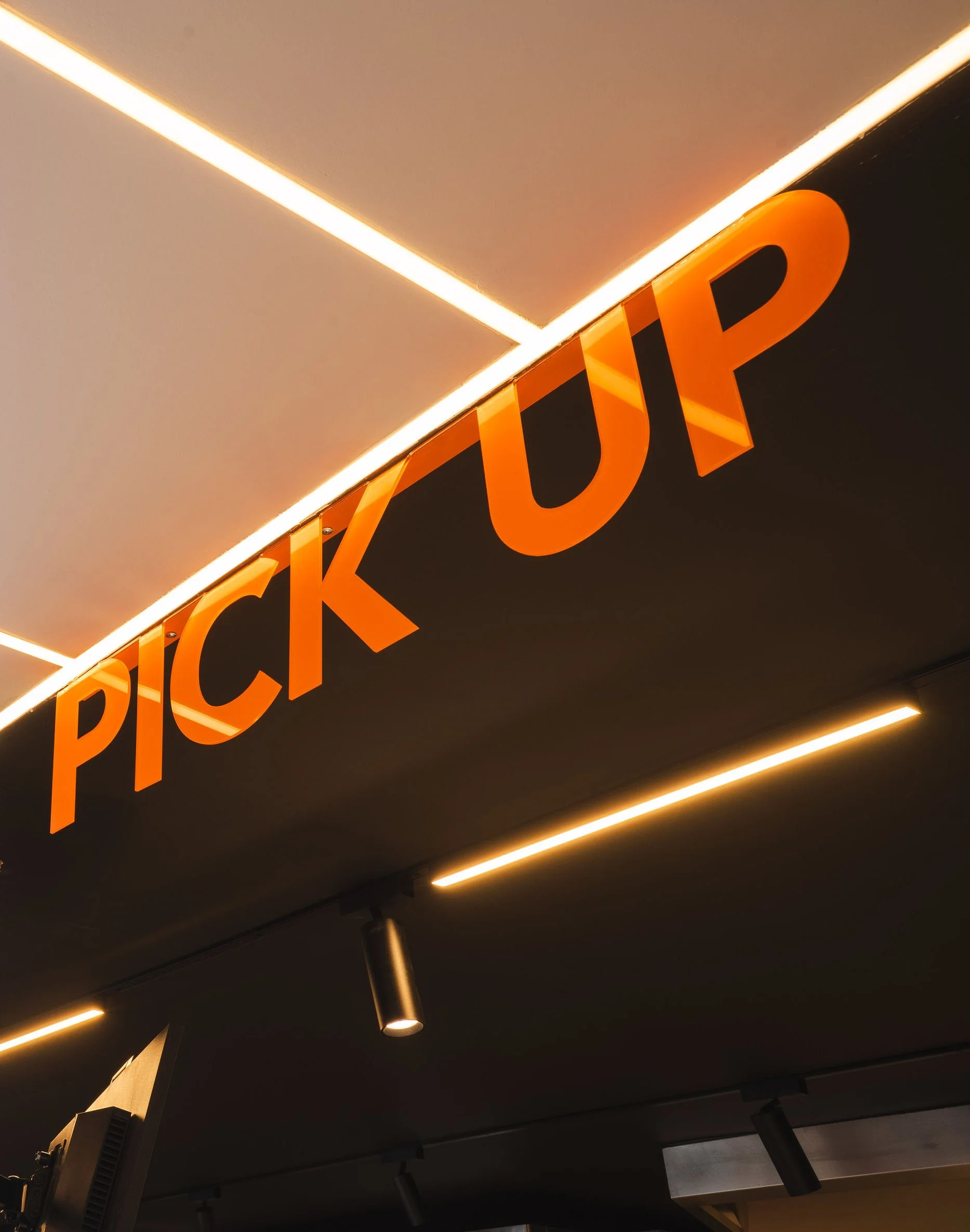 Semnalistică fast food cu litere volumetrice și iluminare integrată