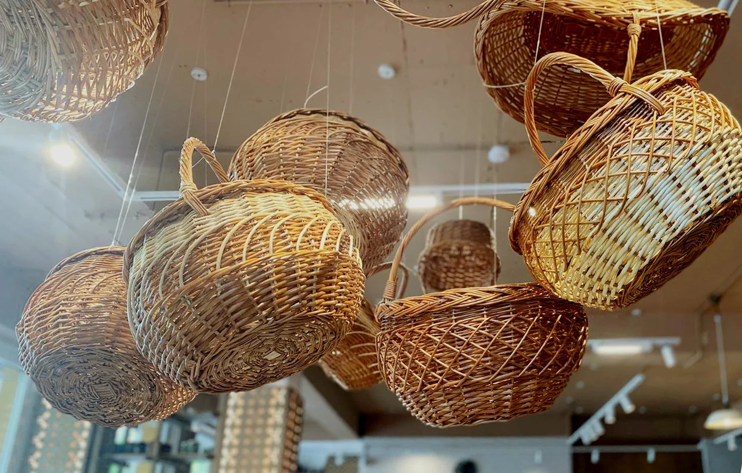 Interior spațiu horeca ma.iu cu mobilier din lemn integrat în structura spațială