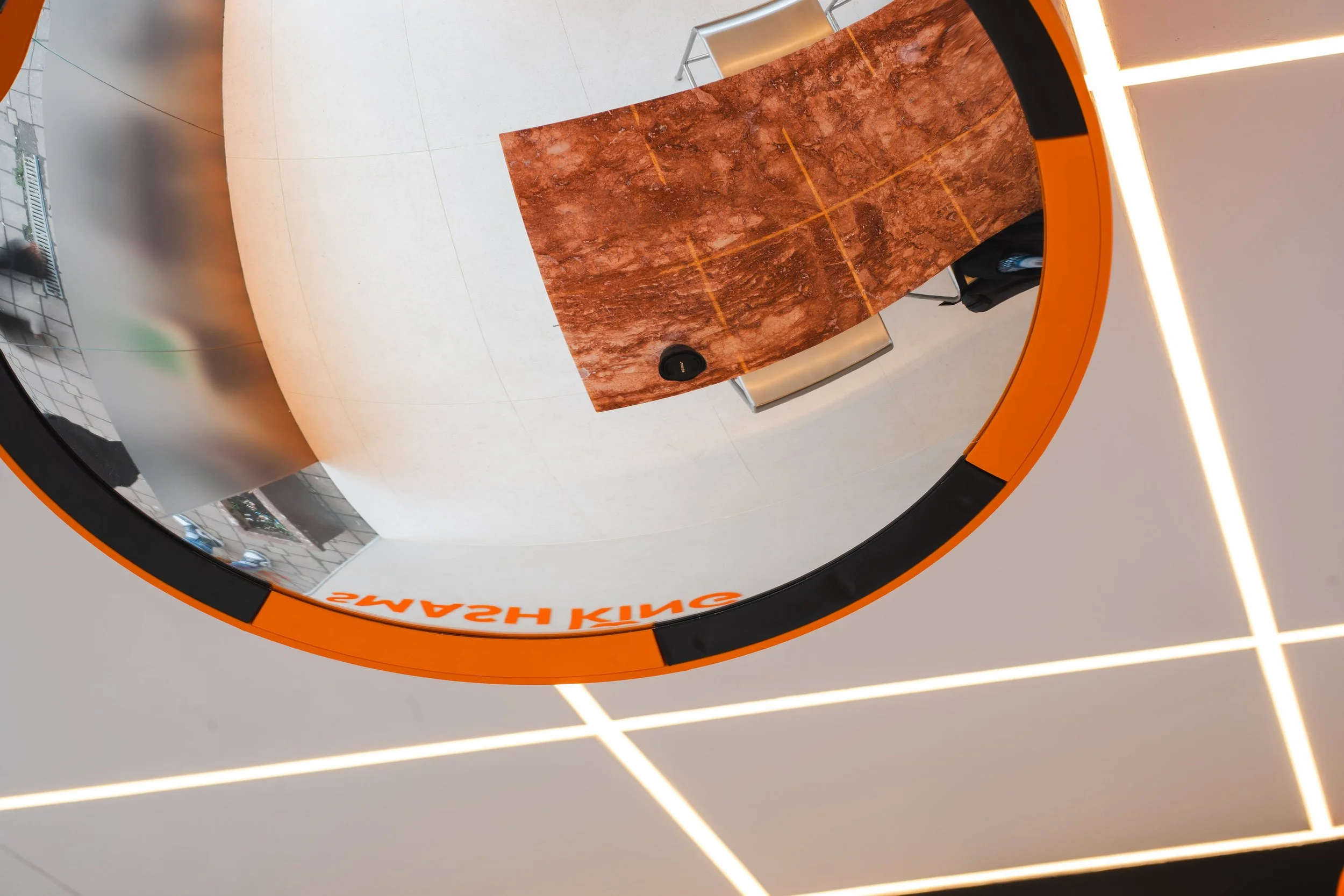 Design interior cu elemente circulare și lumină integrată într-un restaurant urban