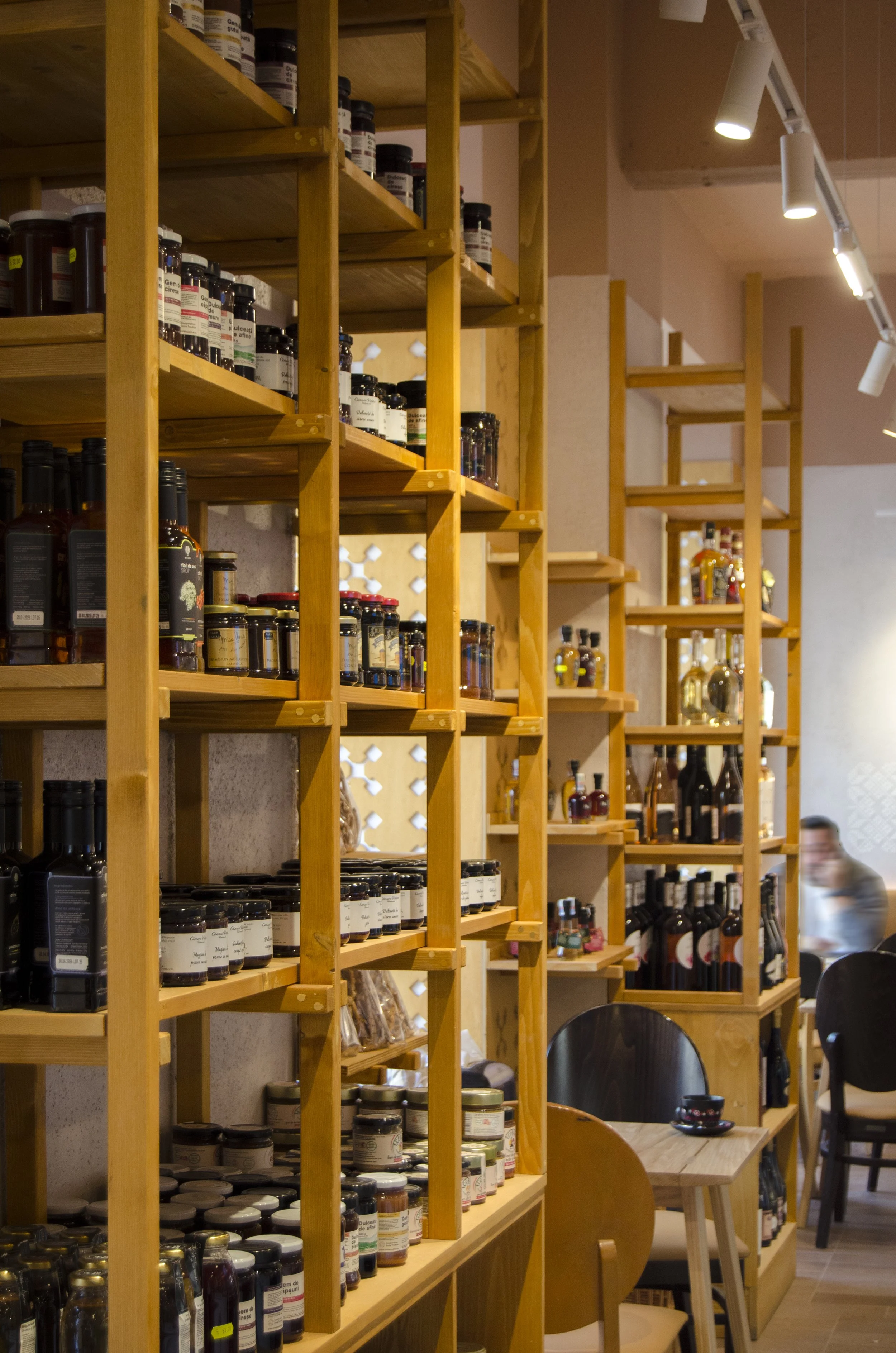 Amenajare spațiu retail cu structură repetitivă de expunere