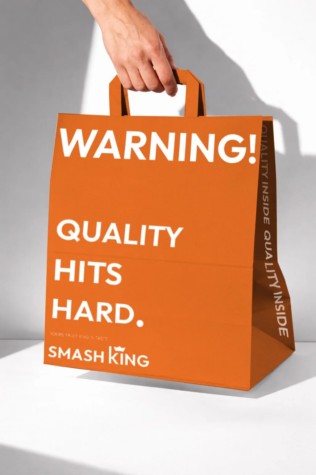 Design pungă fast food SmashKing cu tipografie bold și branding vizibil