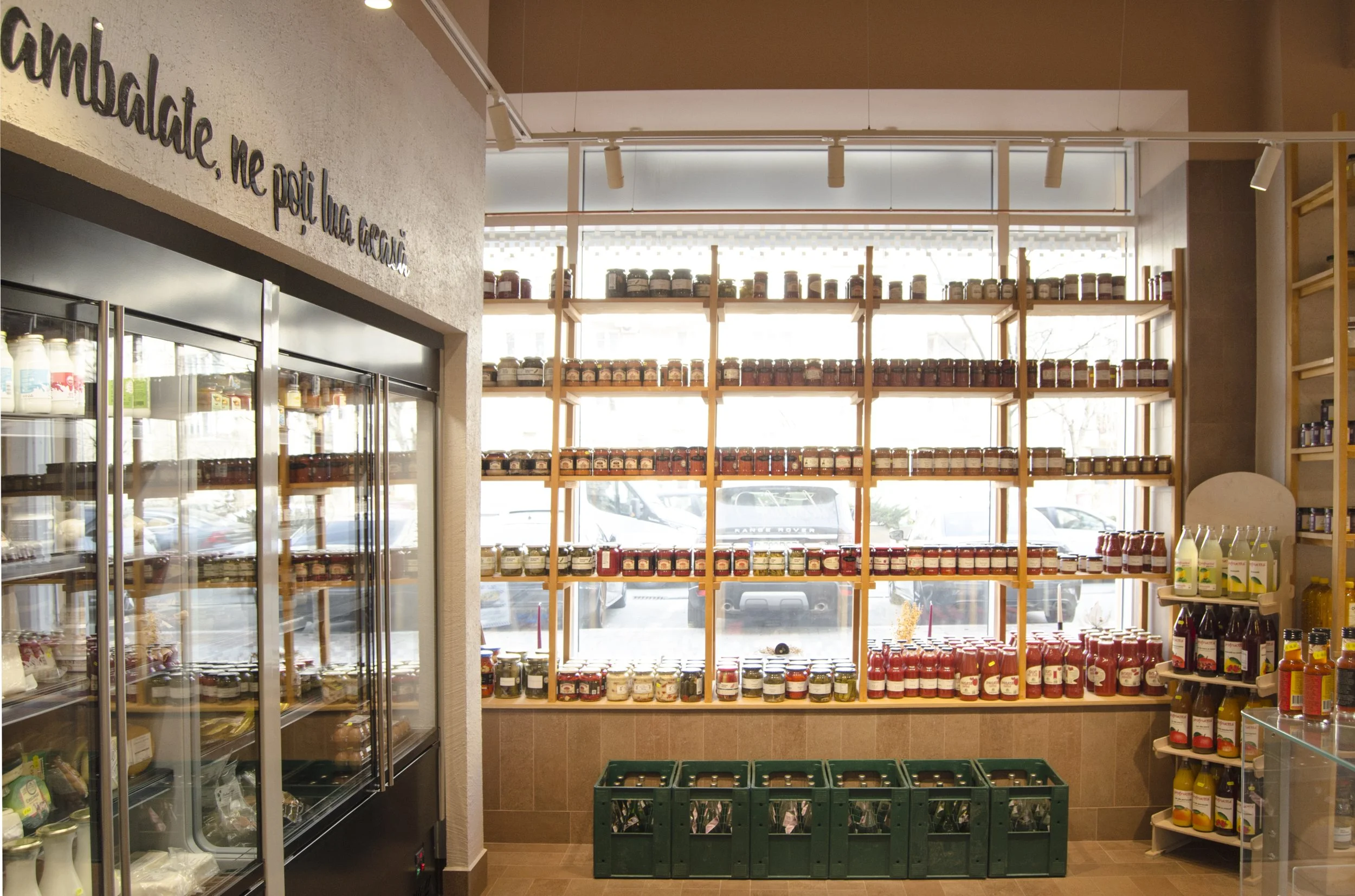 Design interior magazin alimentar cu rafturi modulare din lemn.