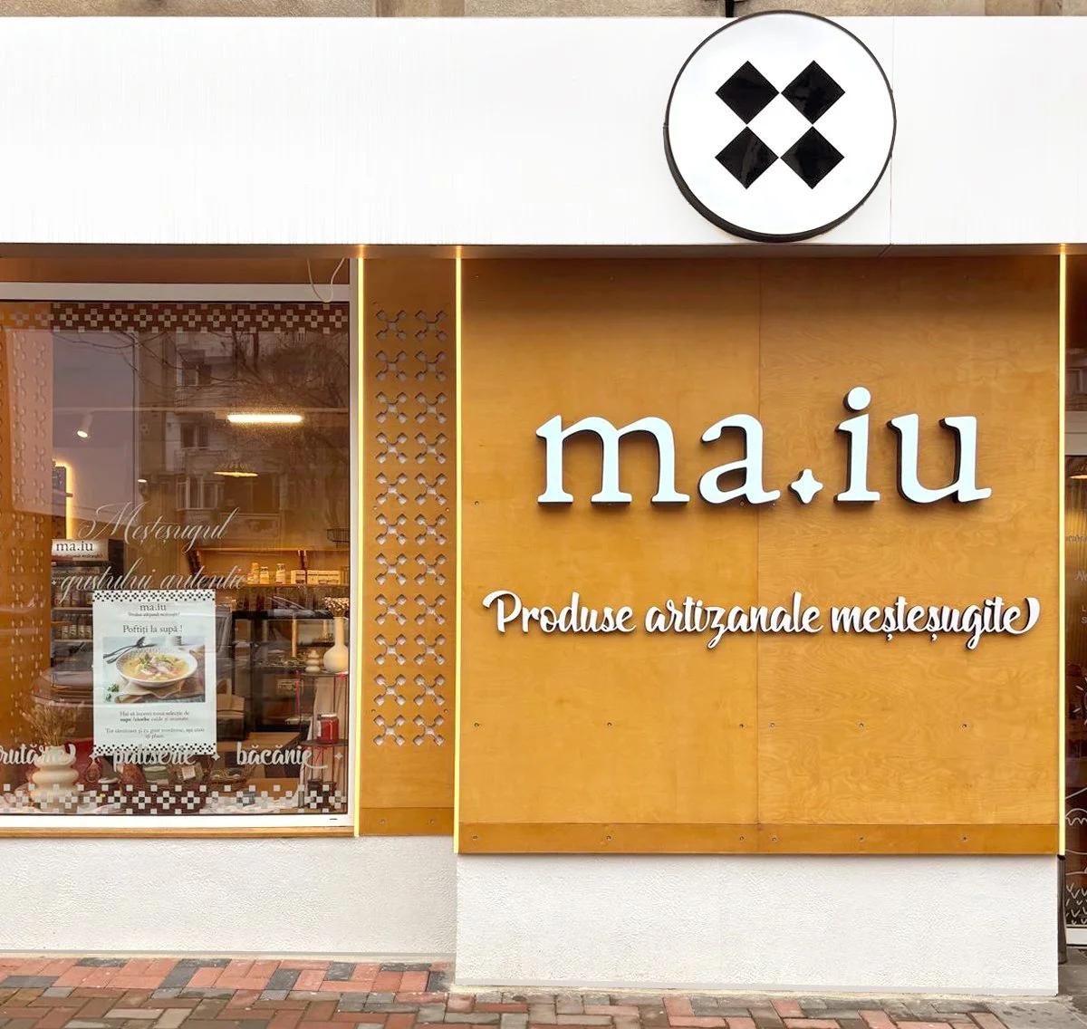 Design exterior spațiu horeca cu logo ma.iu și elemente grafice integrate