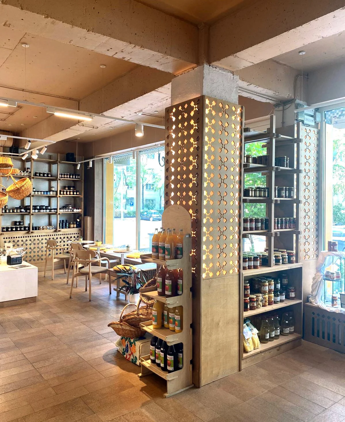 Interior spațiu horeca ma.iu cu mobilier din lemn integrat în structura spațială