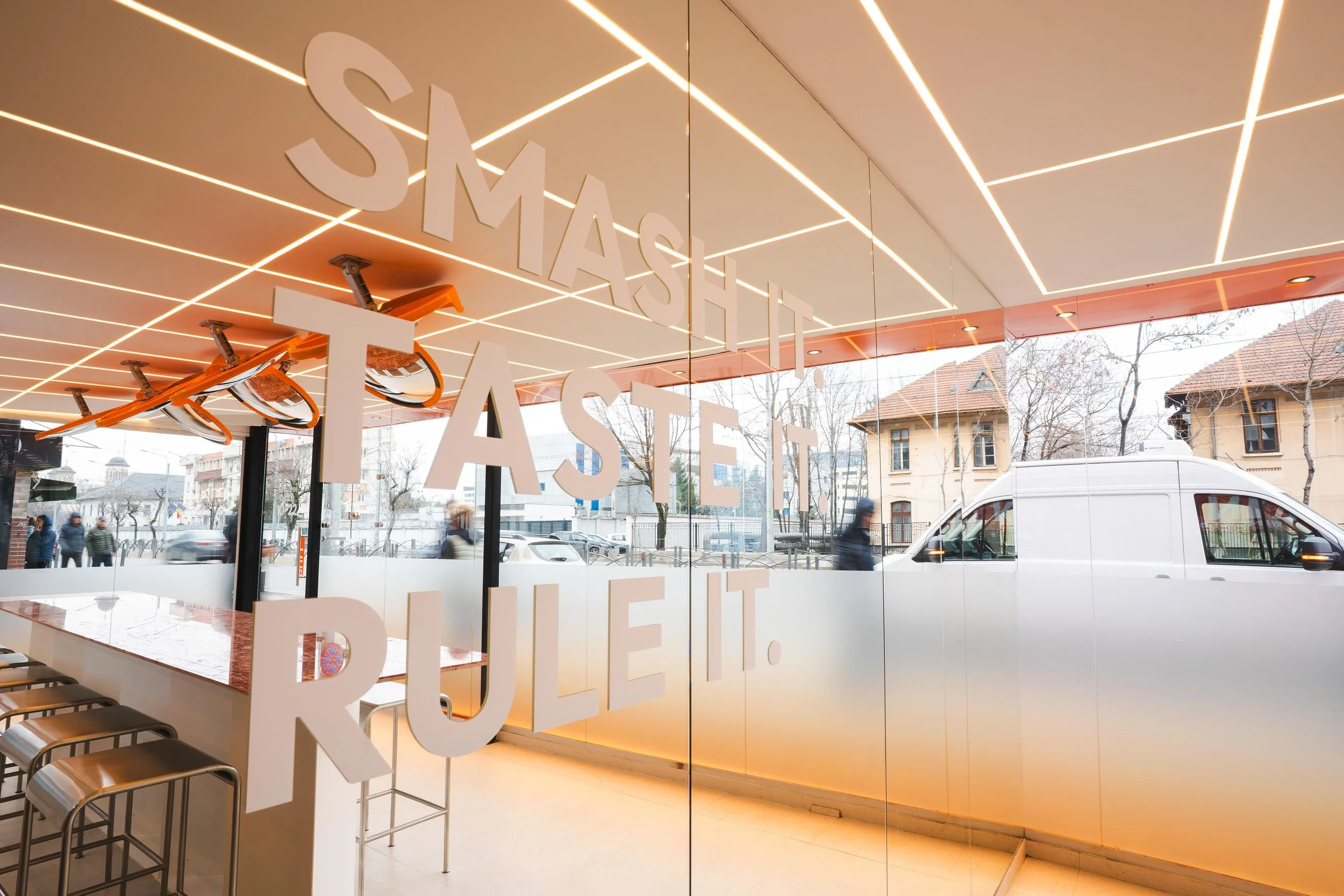 lemente grafice pe sticlă în design fast food cu identitate vizuală puternică