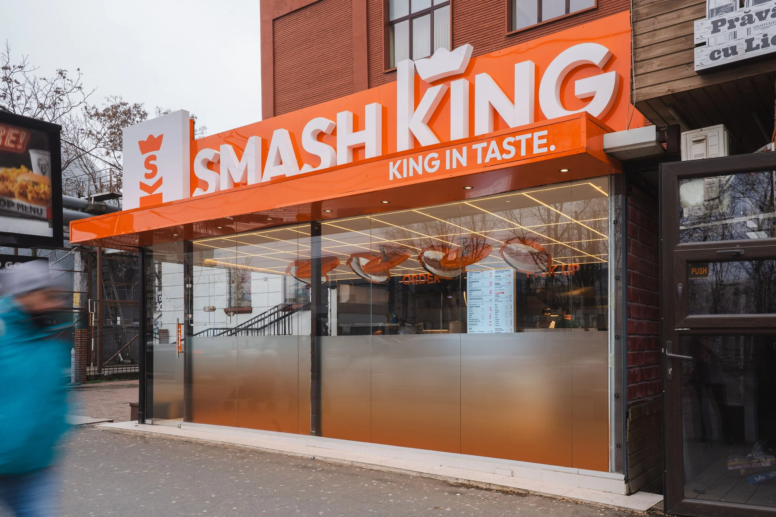 Design fațadă restaurant fast-food cu  litere volumetrice luminoase