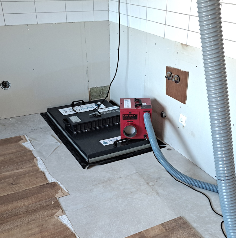 Vesivanhingon kuivaustyö käynnissä.