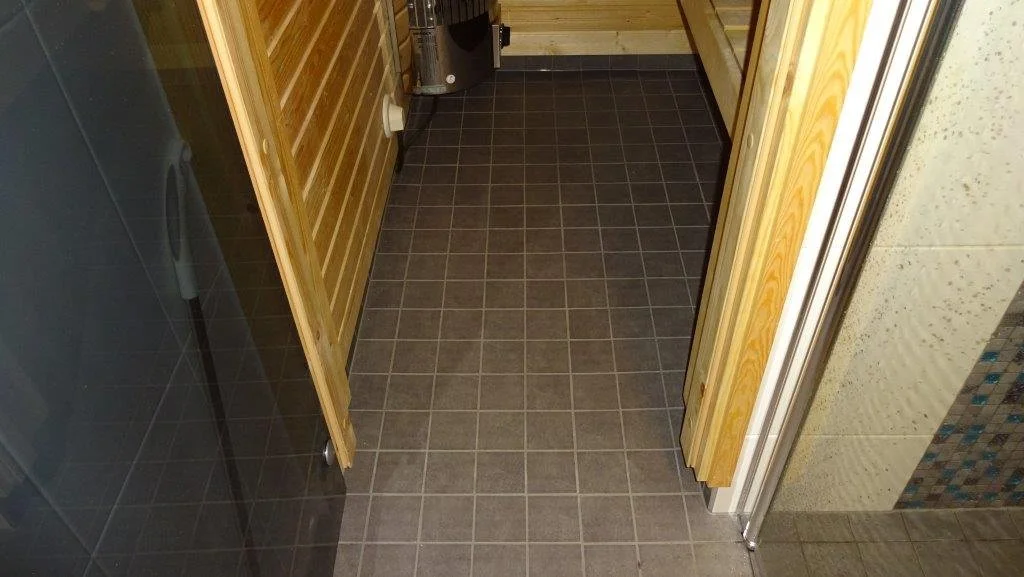 Kylpyhuoneremontti korjaustyön jälkeen.