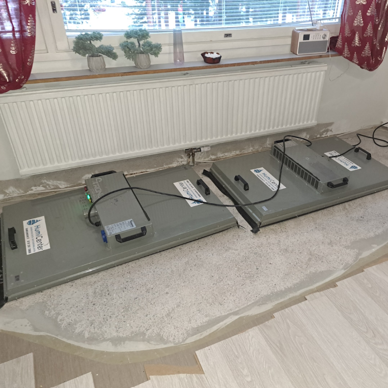 Vesivanhingon kuivaustyö olohuoneessa.