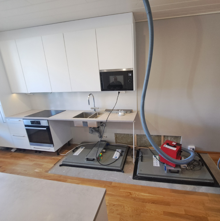 Vesivahinkokuivaustyö käynnissä keittiössä.
