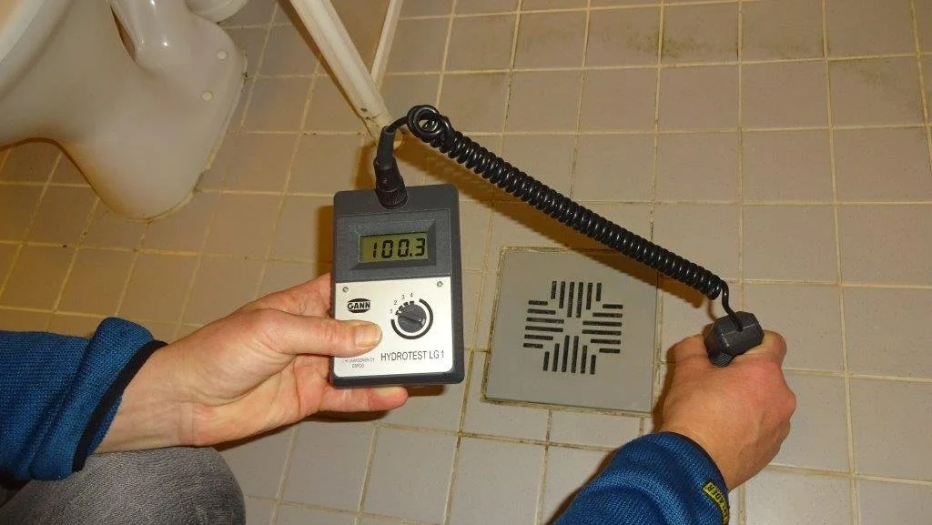 Kosteusmittaus myyntikartoituksen yhteydessä.