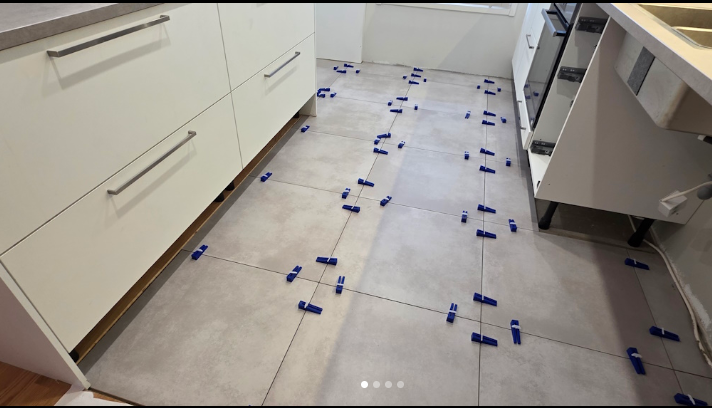 Vesivahinkoremontti laatoitetussa tilassa.