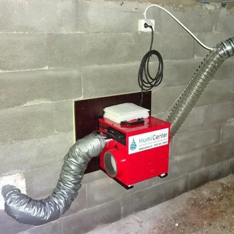 Ryömintätilakuivaus eli alapohjan kuivaus käynnissä.