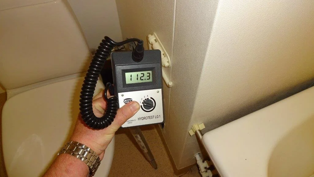 Vesivahinkomittausta mittarilla.