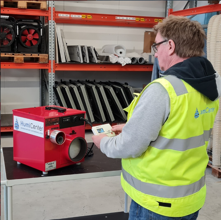 Humicenterin ammattilainen suunnittelemassa alapohjan kuivausta.