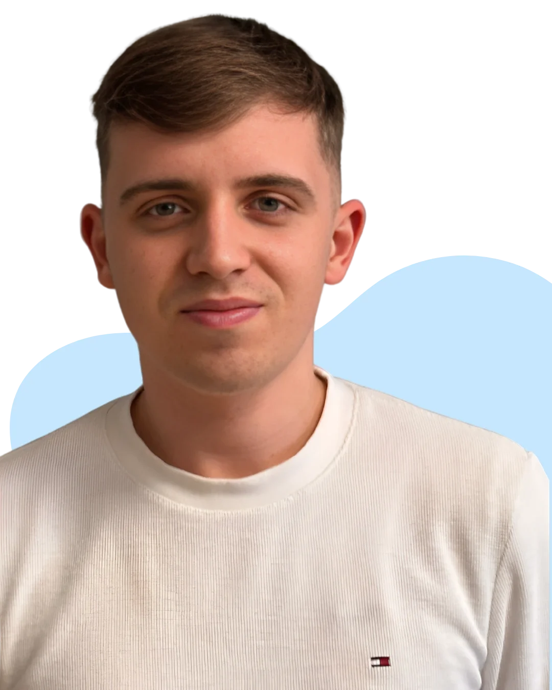 Junge Mann mit braunen Haaren und hellem T-Shirt, lächelnd vor einem blauen Hintergrund.