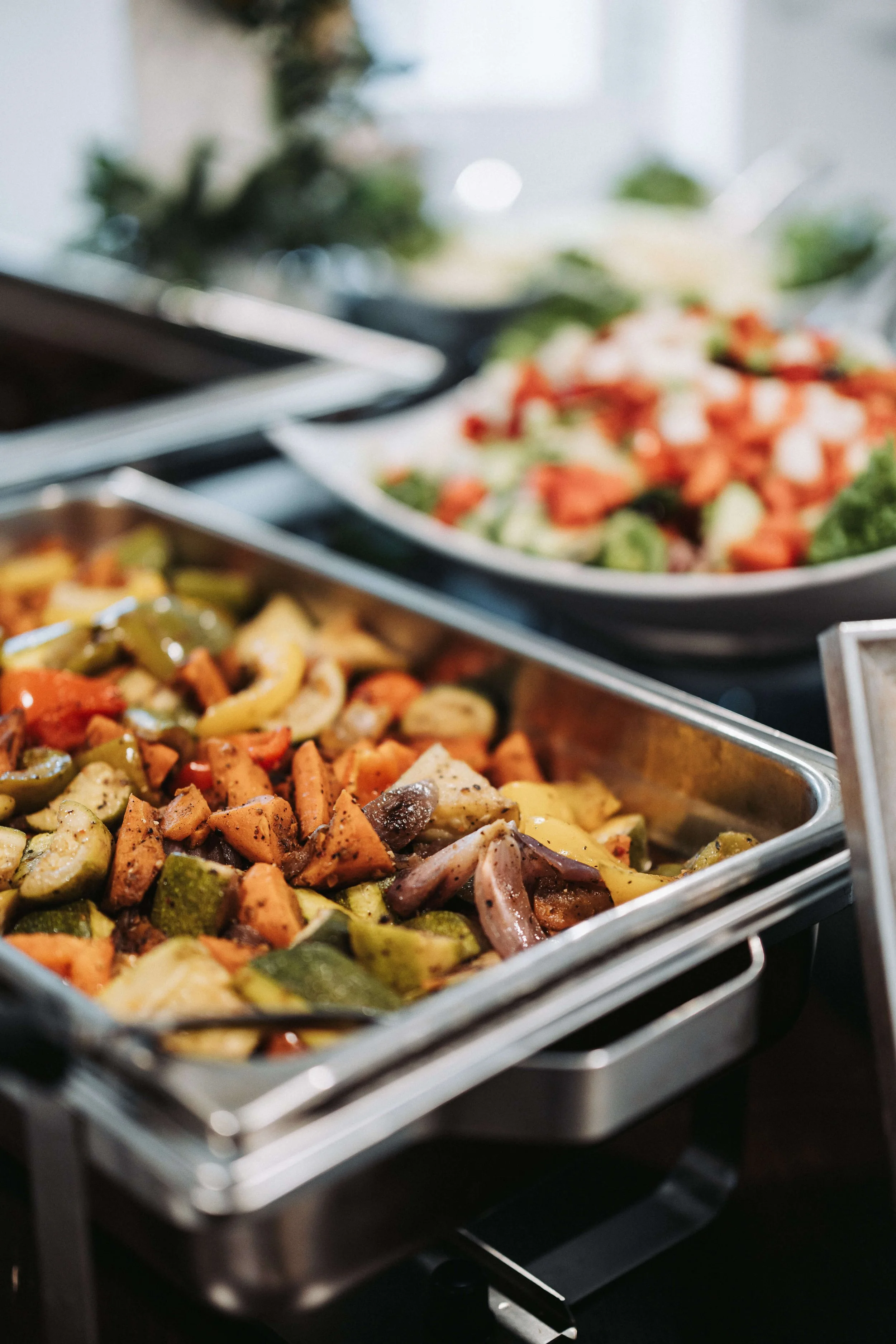 Maittava buffet-lounas hääjuhlaan pitopalvelulta