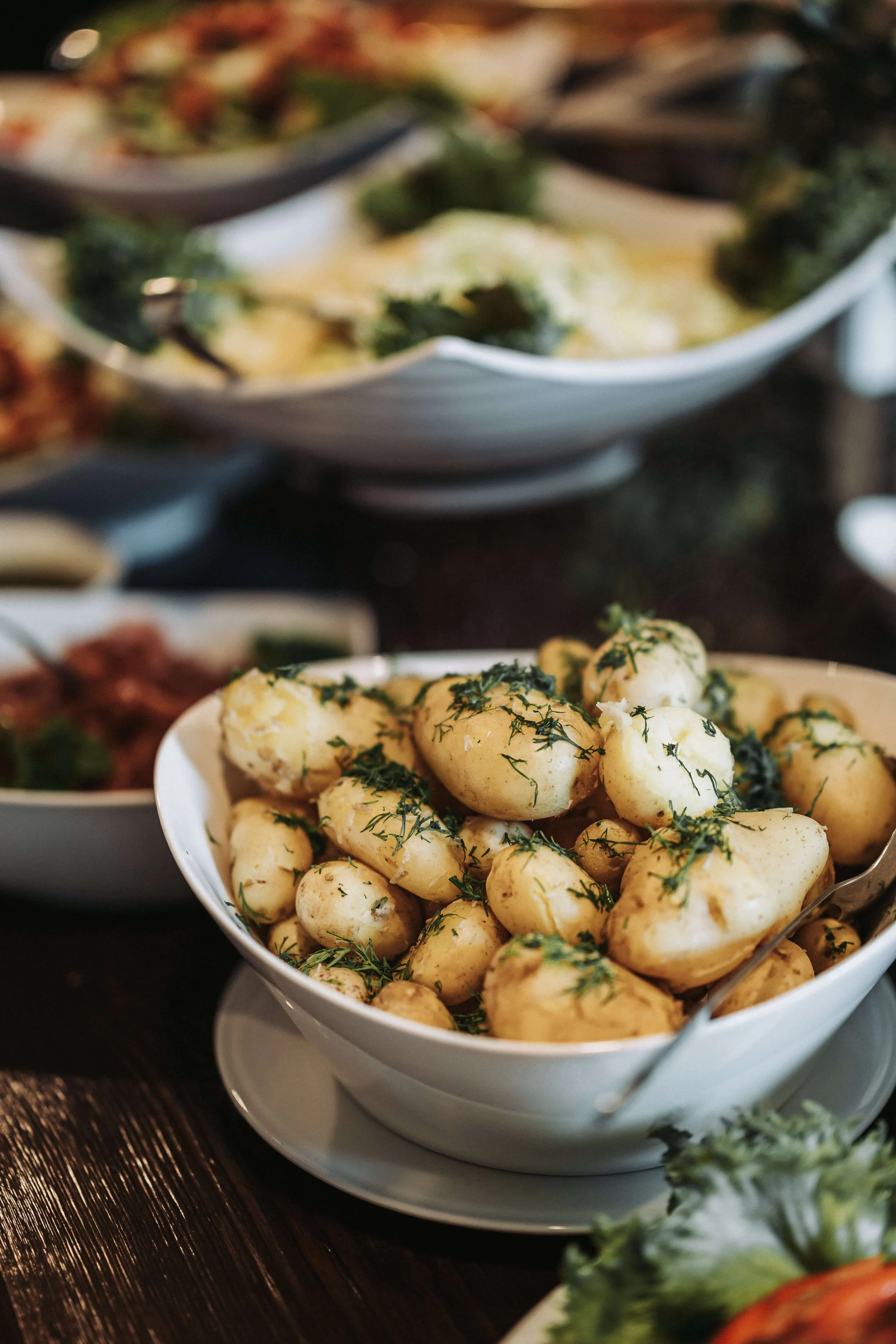 Catering-palvelun kattama buffetpöytä juhlatilaisuuteen Orivedellä