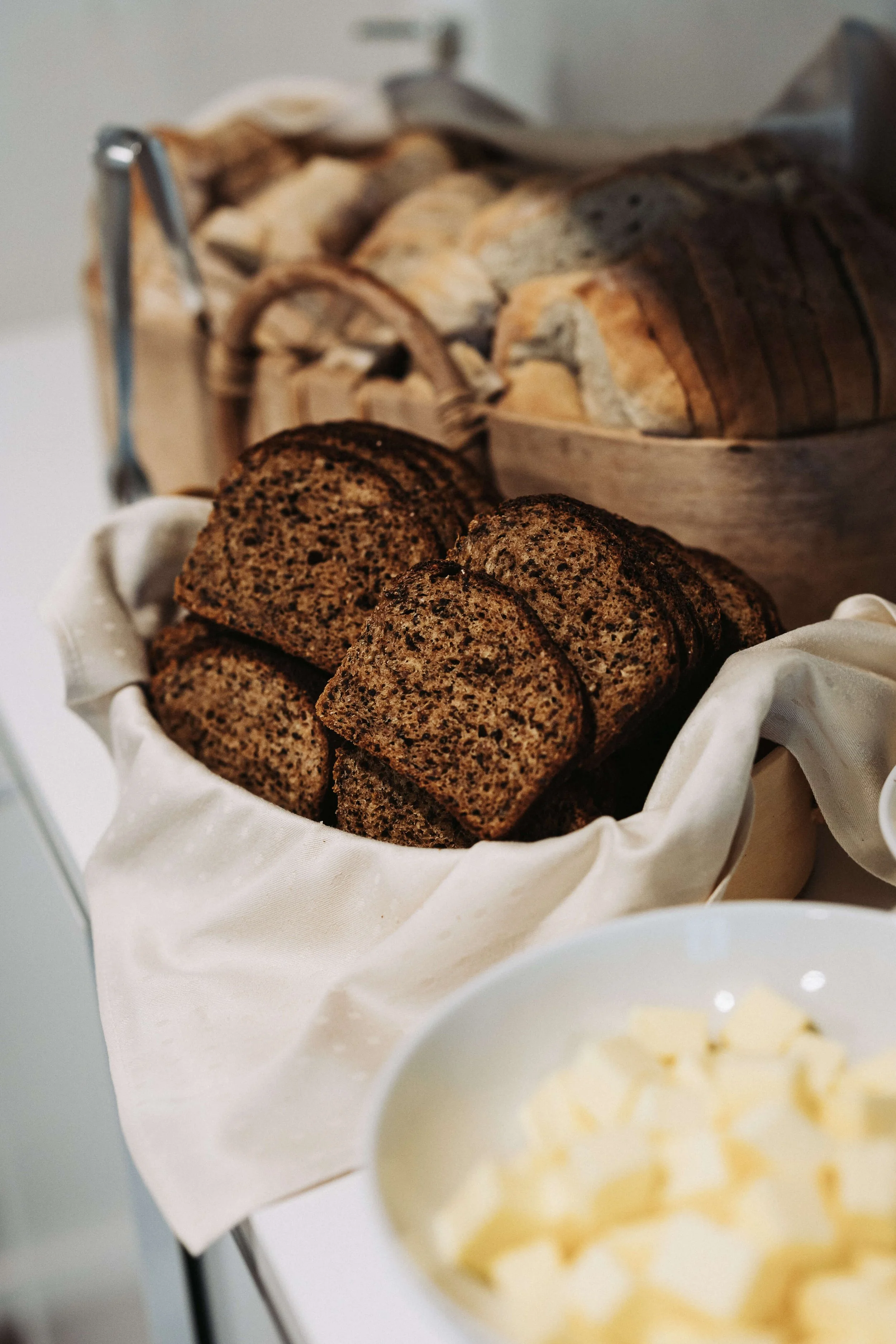 Maittava buffet-lounas yritystilaisuuteen pitopalvelulta