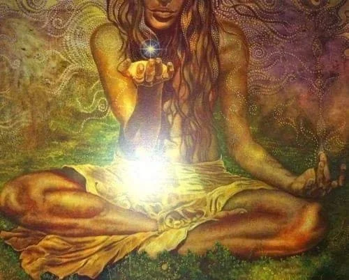 Eine stilisierte Zeichnung einer sitzenden Frau mit langen Haaren, die in einer meditativen Pose einen leuchtenden Gegenstand in der Hand hält.