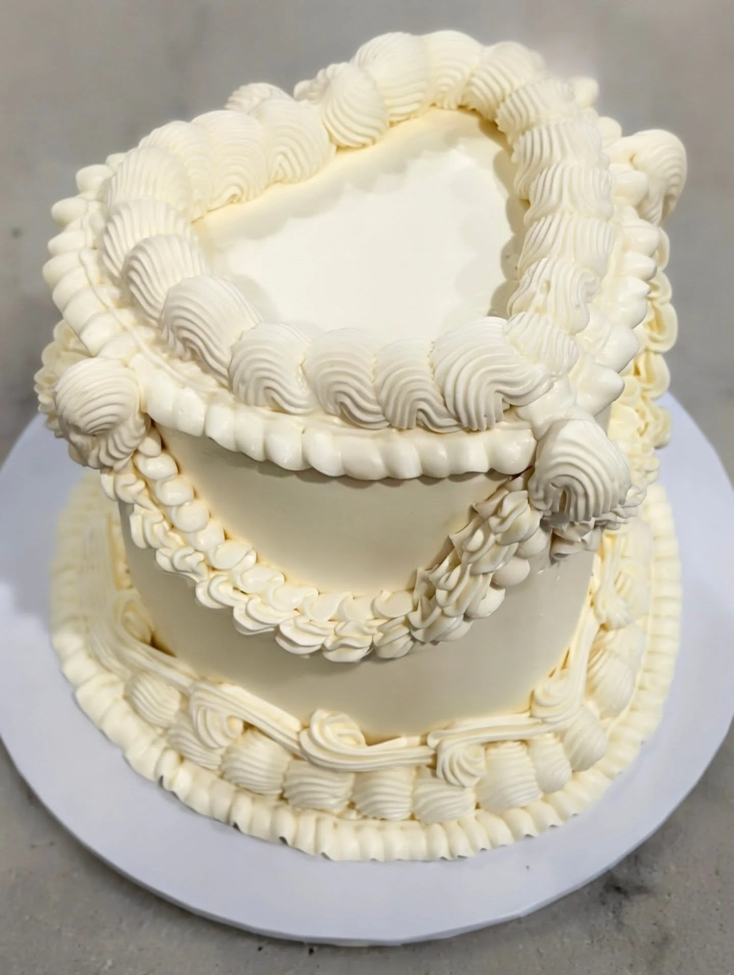 Sometimes the smallest cakes make the sweetest moments 🤍

This teeny tiny 4" beauty is proof that you don&rsquo;t need a big cake to make something feel special. Perfect for intimate celebrations, date nights, or when you just want a little cak