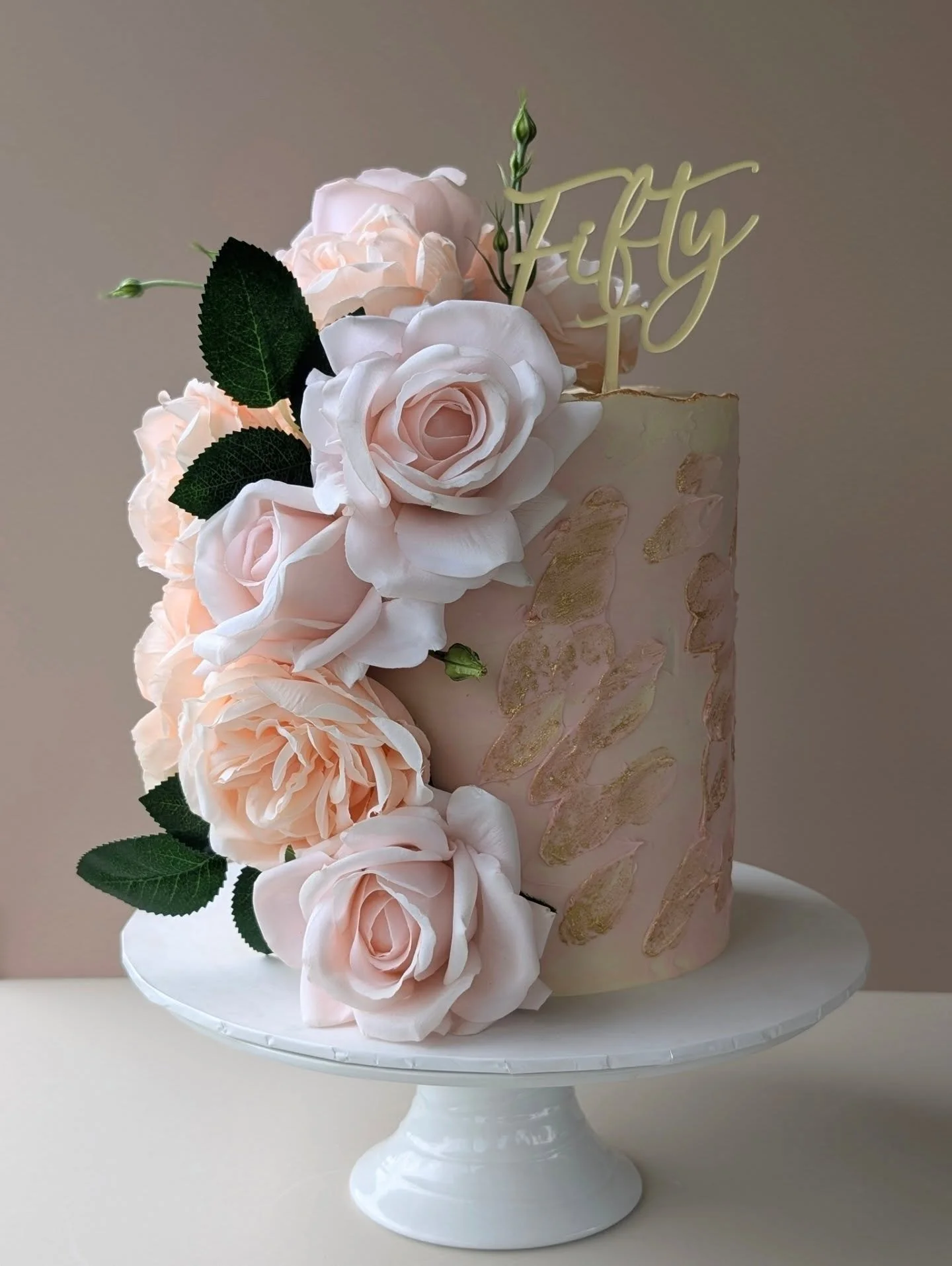 Soft textures, delicate tones and a little touch of gold ✨

There&rsquo;s something timeless about a cake that lets simplicity and detail speak for themselves. I loved creating this one and seeing all the elements come together so beautifully.

Thank