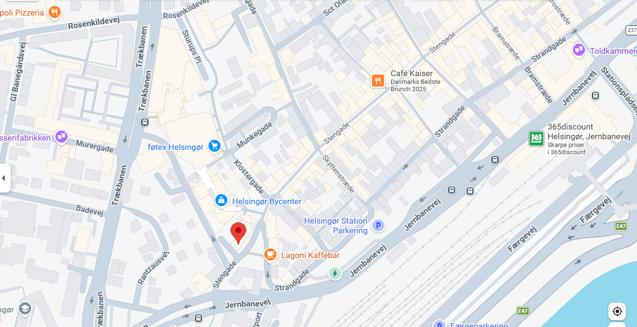 Map of central Helsingør, Denmark, showing streets, parking areas, and nearby landmarks including Helsingør Bycenter, Helsingør Station, and cafes along Strandgade and Jernbanevej.