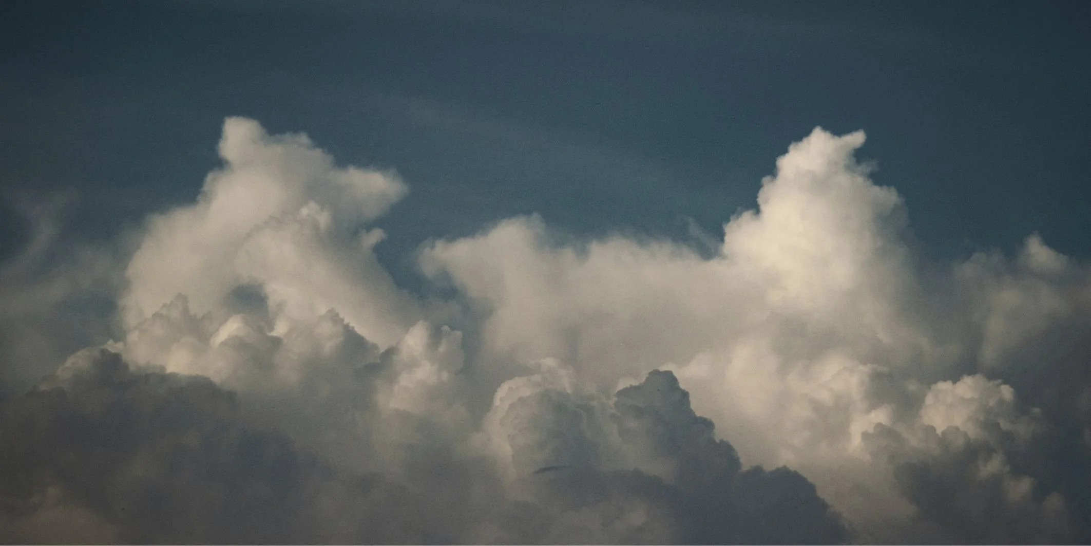 Wolken, die vor dem blauen HImmel das Sonnenlicht reflektieren - Hintergrund für Trauergedicht von Zippora Marti